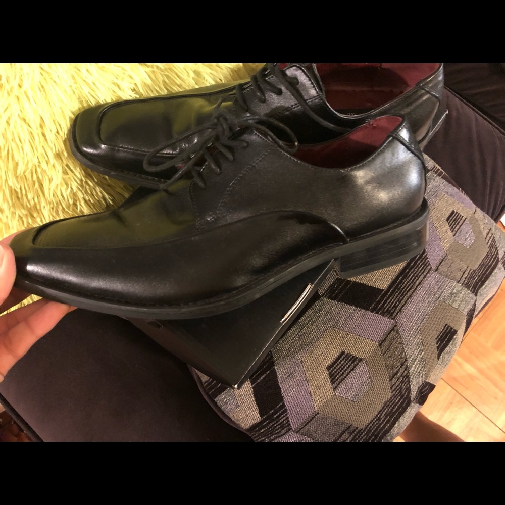 Men’s tie up oxfords.